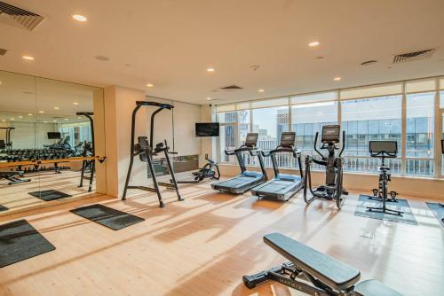 Bright & Stylish 2BR High-Rise Pool Gym Access, Phoenix (photo 9)