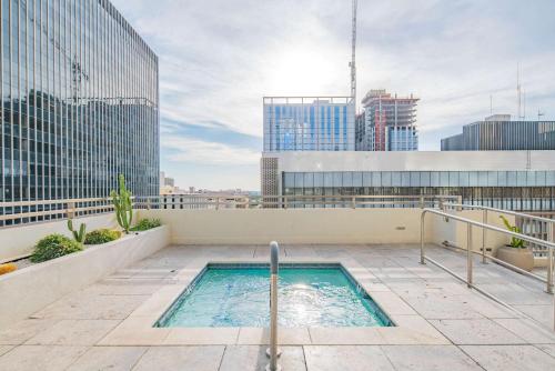 Bright & Stylish 2BR High-Rise Pool Gym Access, Phoenix (photo 8)