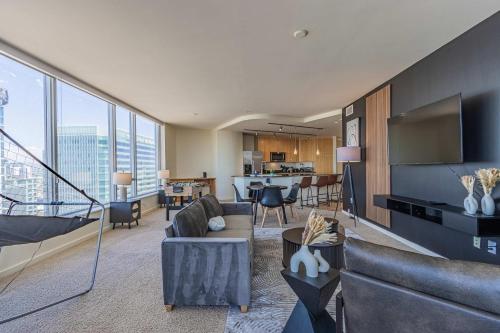 Bright & Stylish 2BR High-Rise Pool Gym Access, Phoenix