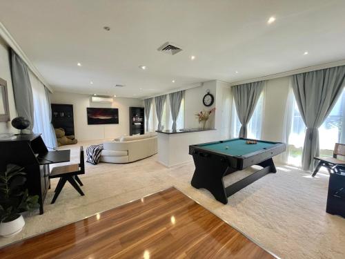 Brighton Blissful - Family Poolside Villa Pool Spa Sauna, Melbourne