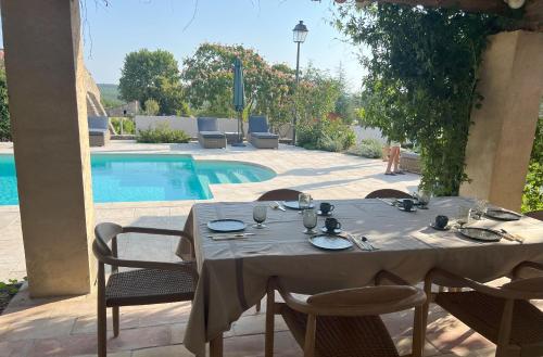 Плувен басейн, Maison Casamande & SPA - Luxe et sérénité dans un domaine d'amandiers (Maison Casamande & SPA - Luxe et serenite dans un domaine d'amandiers) in Bouquet