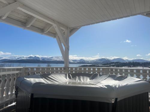 Bañera de hidromasaje, Centrally Located Cabin by the Sea - Sortland in Sortland