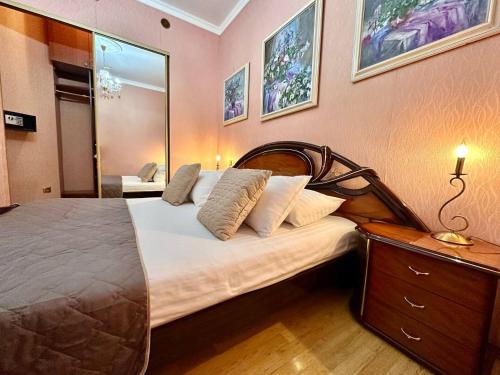 1 queen bed, 1 sofa bed