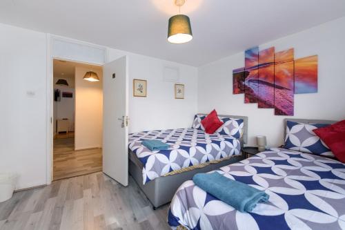 Four Bedroom House Near Tottenham Hotspur Stadium, Londyn
