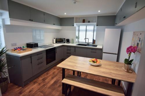 New! Four bedroom spacious property 'The Hideaway' at Calver Arms in Calver