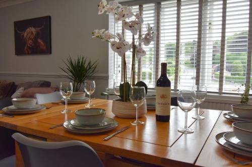 New! Four bedroom spacious property 'The Hideaway' at Calver Arms in Calver