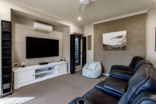 5BR with pool, games room, sleeps up to 10 guests, Burrum Heads (Foto 2)