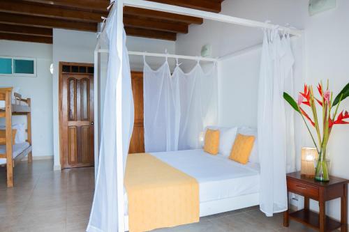 1 queen bed, 2 twin beds