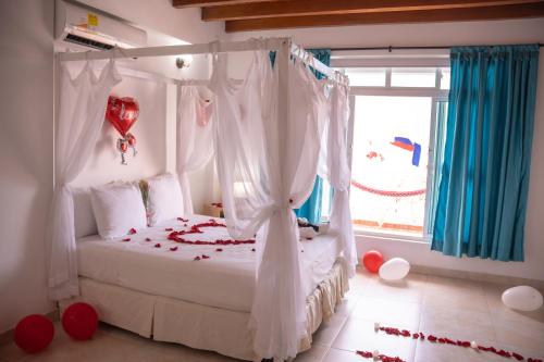 1 queen bed, 1 twin bed, 2 sofa beds