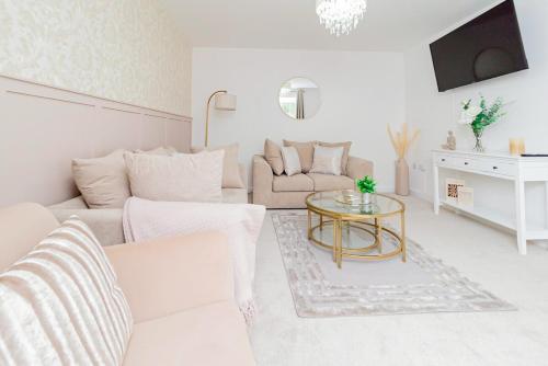 Stylish 4 Bedroom Home Perfect for Families in เคเวอร์สฟิลด์