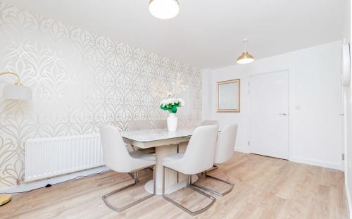 Stylish 4 Bedroom Home Perfect for Families in เคเวอร์สฟิลด์