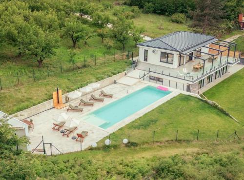 Villa Vida - Luxury Villa with Saltwater Pool and City View
