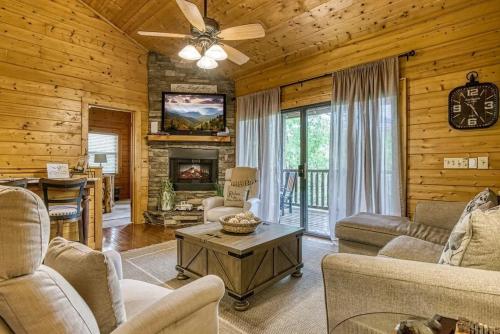 Hillbilly Hideaway cabin in Wears Valley (TN)