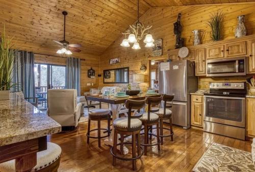 Hillbilly Hideaway cabin in Wears Valley (TN)