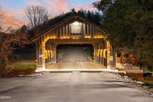 Hillbilly Hideaway cabin in Wears Valley (TN)