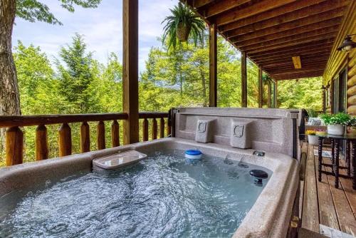 Hillbilly Hideaway cabin in Wears Valley (TN)