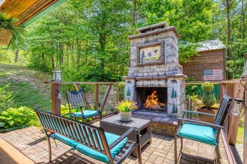 Hillbilly Hideaway cabin in Wears Valley (TN)