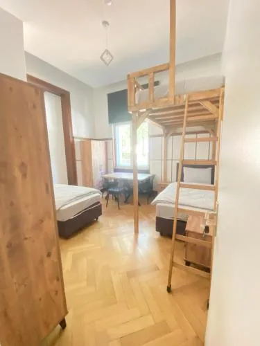 3 Bett Zimmer in Villa mit Gemeinschaftsbad in Berlin, Deutschland