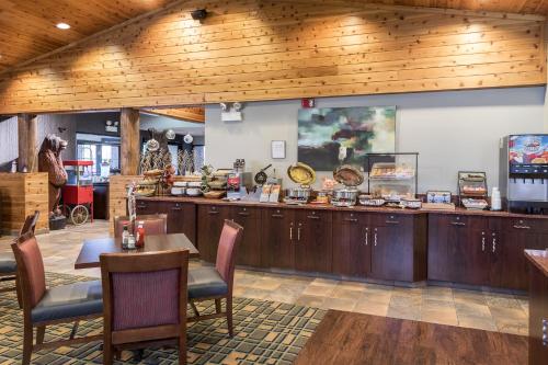 White Pine Inn & Suites in Holland