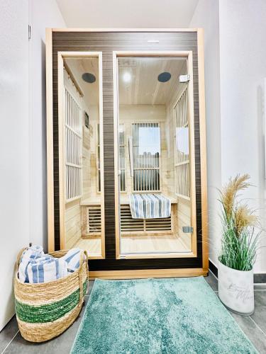 Sauna, Surfbude, Olpenitz - moderne Ferienwohnung in direkter Strandnahe mit eigenem Eingang, Sauna, Kamino in Olpenitz