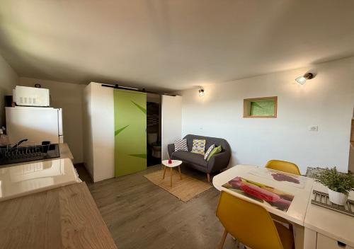 Studio cosy tout équipé (Studio cosy tout equipe) in Laudun-l'Ardoise