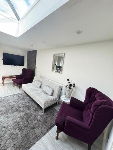 A Nice 2BR Fully Furnished with Parking 2BRFN LP in Hughenden