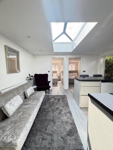 A Nice 2BR Fully Furnished with Parking 2BRFN LP in Hughenden