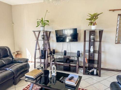 Shared lounge/TV area, Palm Grove Lodge in Uvongo