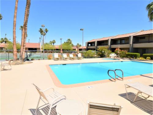 Midtown Mid-Century Hideaway - image 3