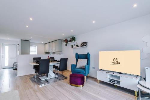 Luxury Central Manchester Home - Free Private Parking, Fast WiFi & PS5