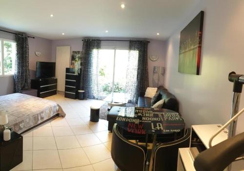 Studio Moderne Terrasse Parking près de Paris - Location saisonnière - Corbeil-Essonnes