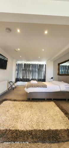 Lovely Commodious, Private Charming Studio, En Suite - Sheffield