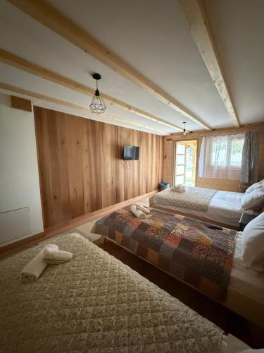 1 queen bed, 2 twin beds