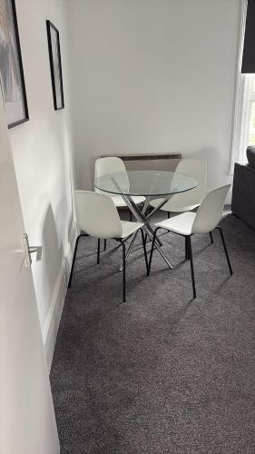Spring Crescent Apartments - Spacious 1 Bed with Parking, Sleeps 4 in Portswood