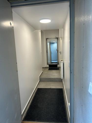 Fresh and newly renovated basement apartment in 소드라 소피에룬드