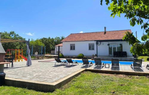 Peldbaseins, Three-Bedroom Holiday Home In Vinjani Gornji in Gornji Vinjani