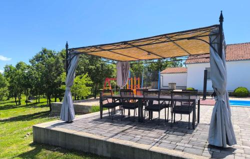 Peldbaseins, Three-Bedroom Holiday Home In Vinjani Gornji in Gornji Vinjani