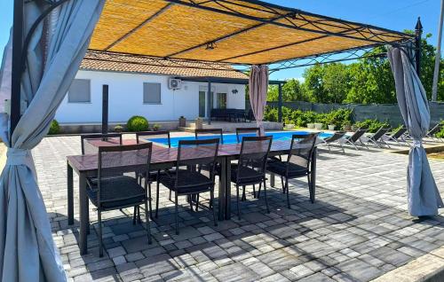 Peldbaseins, Three-Bedroom Holiday Home In Vinjani Gornji in Gornji Vinjani