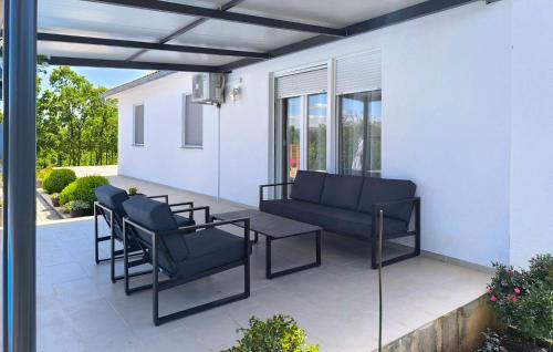 Peldbaseins, Three-Bedroom Holiday Home In Vinjani Gornji in Gornji Vinjani