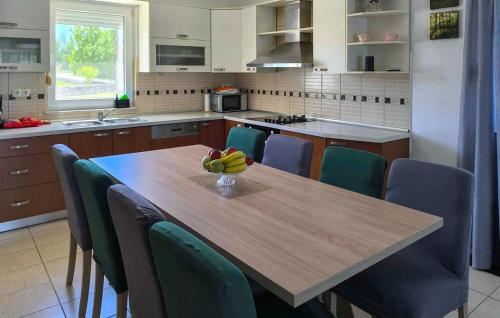virtuve, Three-Bedroom Holiday Home In Vinjani Gornji in Gornji Vinjani
