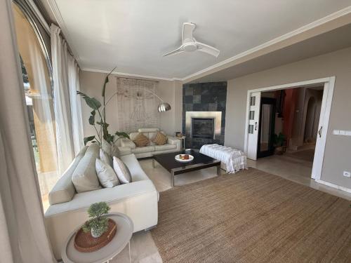 Villa exclusiva con espectaculares vistas al Mediterráneo (Villa exclusiva con espectaculares vistas al Mediterraneo) in Golf Bahia