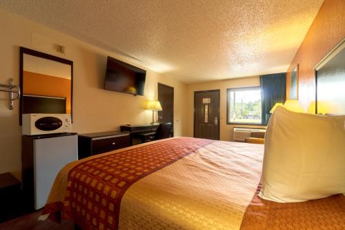 Regency Inn and Suites Bay City Texas - image 9