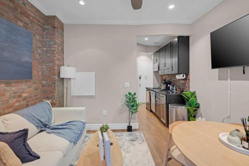 Lower East Side 2BR near Subway & Katz's