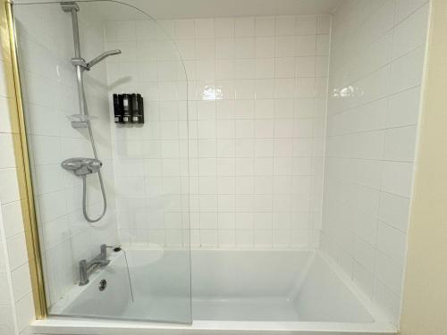 Cosy 2 bed near Excel and City Airport - image 10