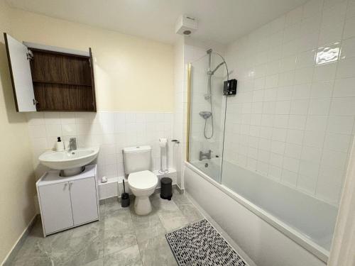 Cosy 2 bed near Excel and City Airport - image 12
