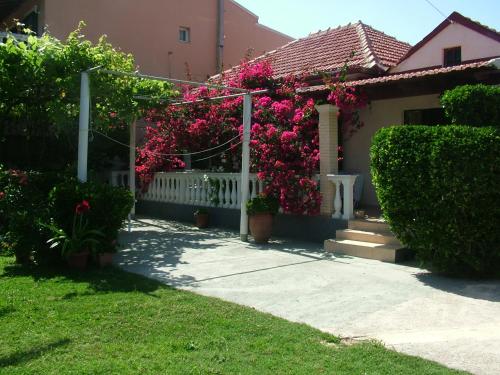  Spiridoula apartments, Pension in Agios Stefanos