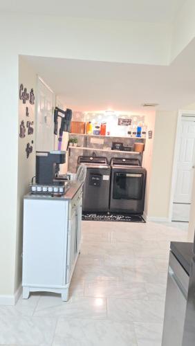 cuina, Staten Island Cozy Private 1-br Basement Apt close to NYC Family & Pet Friendly in Staten Island