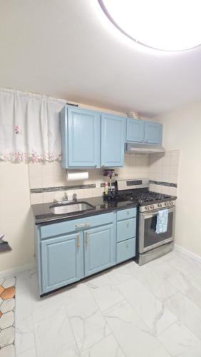 cuina, Staten Island Cozy Private 1-br Basement Apt close to NYC Family & Pet Friendly in Staten Island