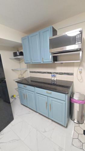 cuina, Staten Island Cozy Private 1-br Basement Apt close to NYC Family & Pet Friendly in Staten Island