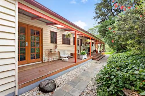Erkély/terasz, Serene Farm Stay, Modern 3BD, Central Tilba near Mystery Bay! Pets OK in Central Tilba